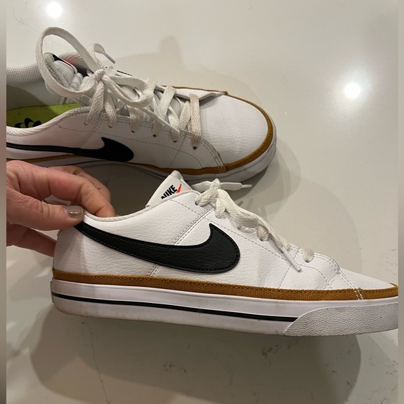 Gently used (worn 2x) Women’s Nike Court Legacy shoes - Picture 2 of 6